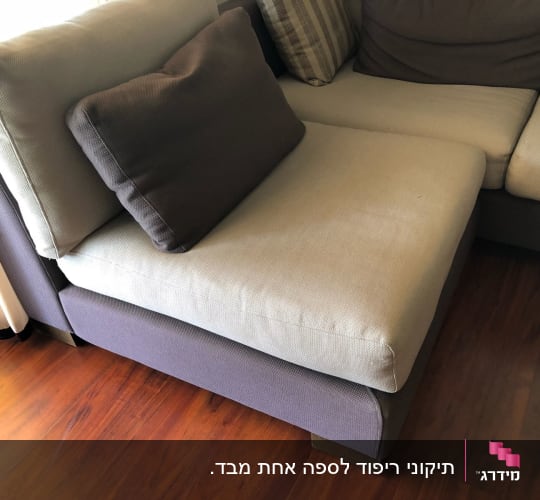 כריות על ספה עם ריפוד בד אפור